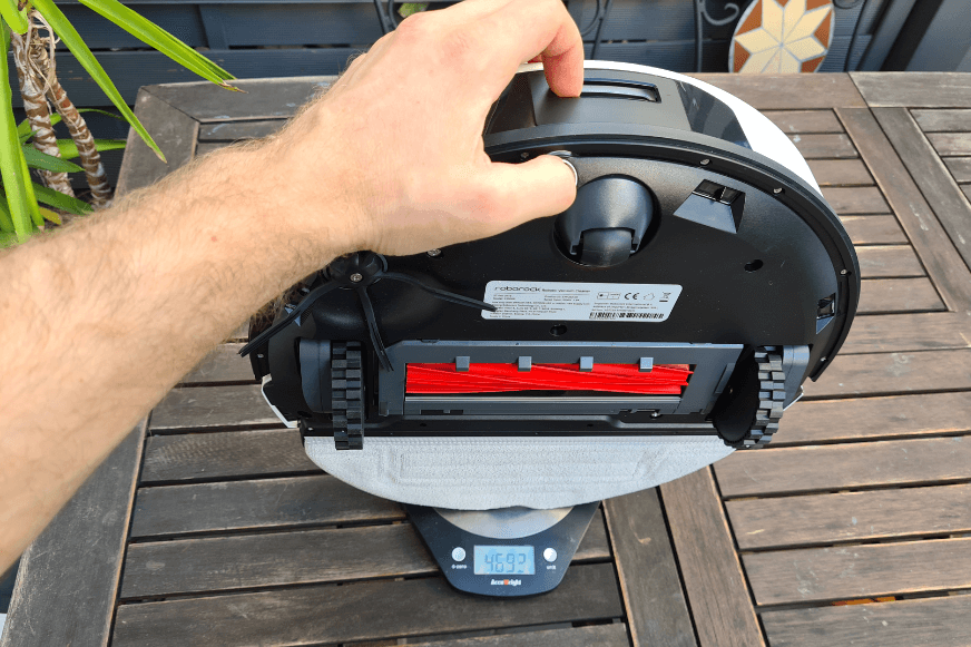 Der Roborock S7 Pro Ultra wird auf einer Waage gewogen